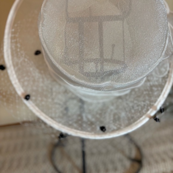 Women’s Church / Derby Hat. 100% Wool. With netting. White with black decor. - Picture 2 of 6